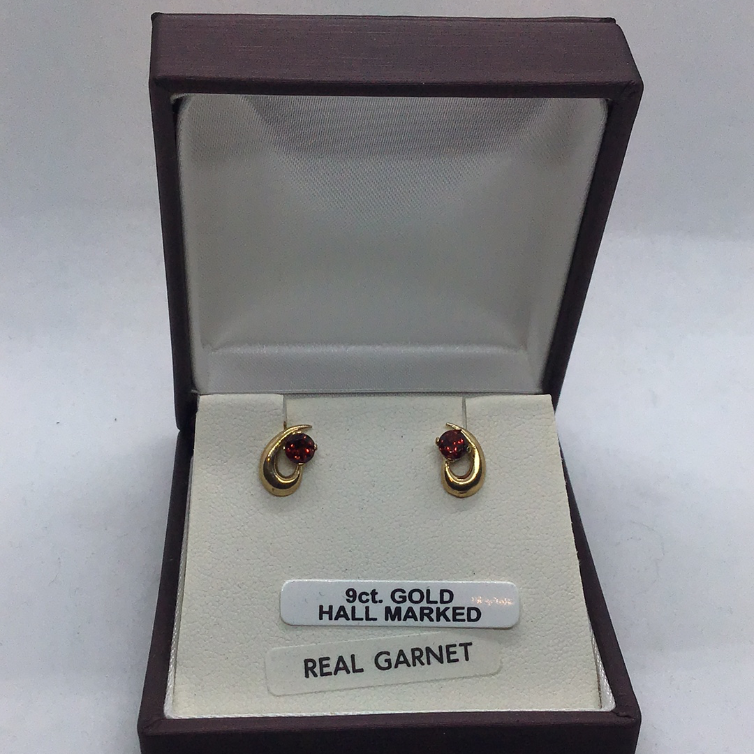 9ct Gold Garnet Stud Earrings