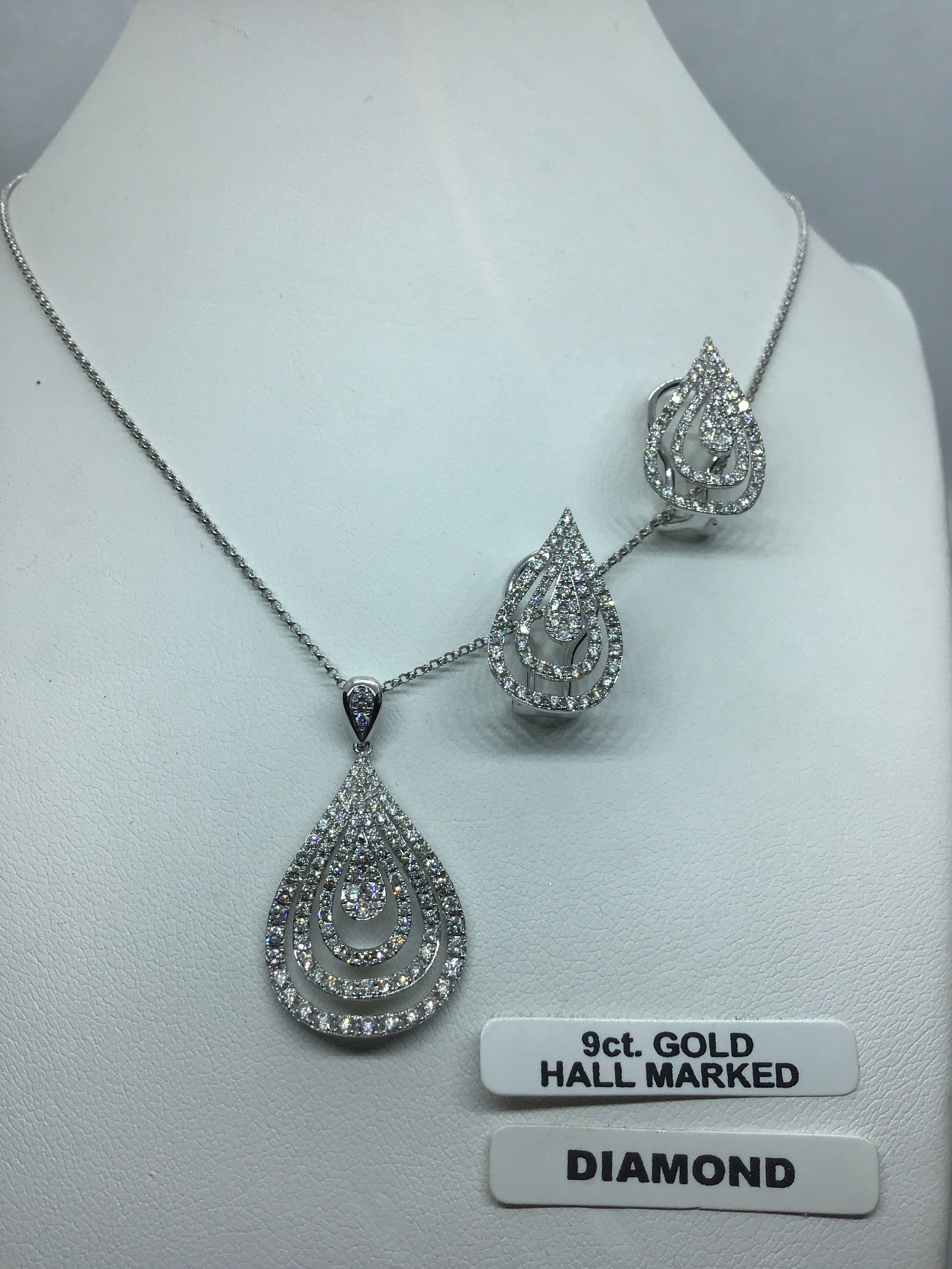 18ct. White Gold Diamond Pendant Necklace.