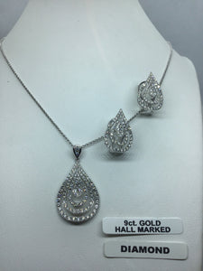 18ct. White Gold Diamond Pendant Necklace.